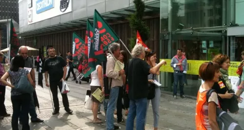 Lyon : une trentaine de salariés mécontents devant le centre commercial de la Part-Dieu