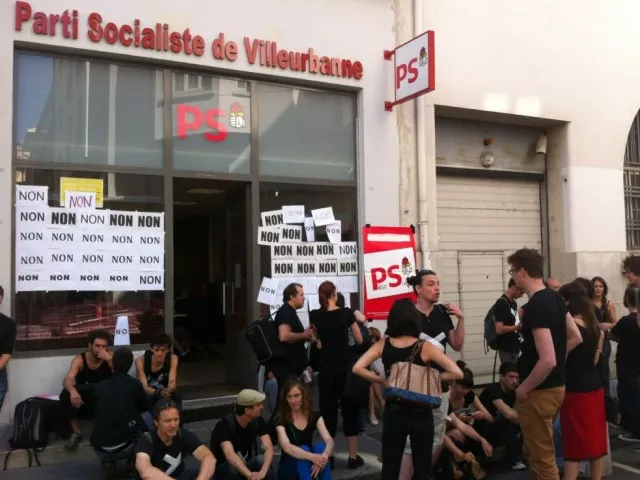 Une quarantaine d'intermittents envahissent la fédé PS de Villeurbanne