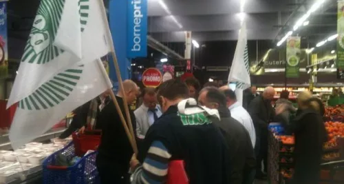 Les éleveurs de moutons ont mené une action au Carrefour Ecully samedi matin