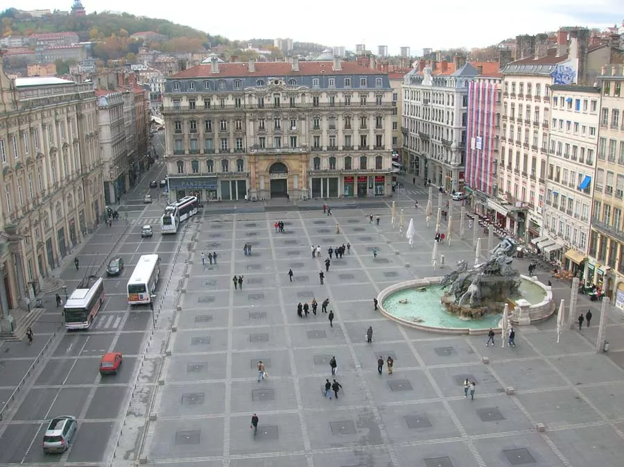 Lyon : la place des Terreaux ferme, le réseau TCL s’adapte