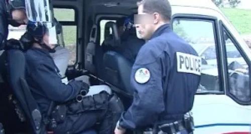Vénissieux : il tente d'échapper aux policiers en ameutant les passants