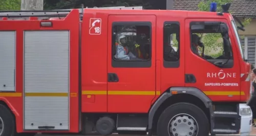 Venissieux : un camion de pompiers en intervention percute une voiture