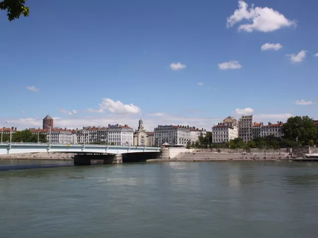 Heurté par un bateau, le Pont de l’Université en travaux