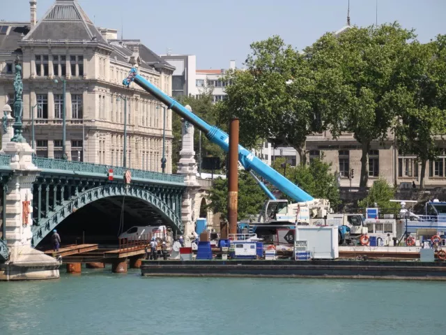 Une arche provisoire a été mise en place sur Le Pont de l’Université