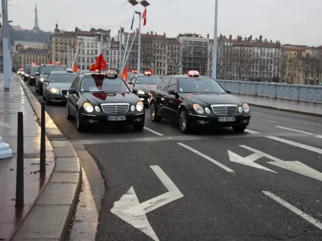 Les taxis, en colère contre Uber, bloquent Lyon ce jeudi