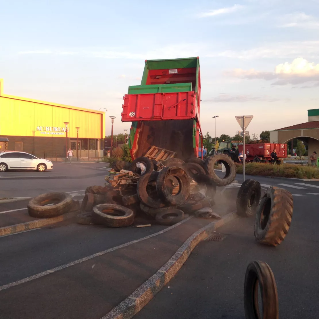 Les agriculteurs bloquent le casino de Villefranche