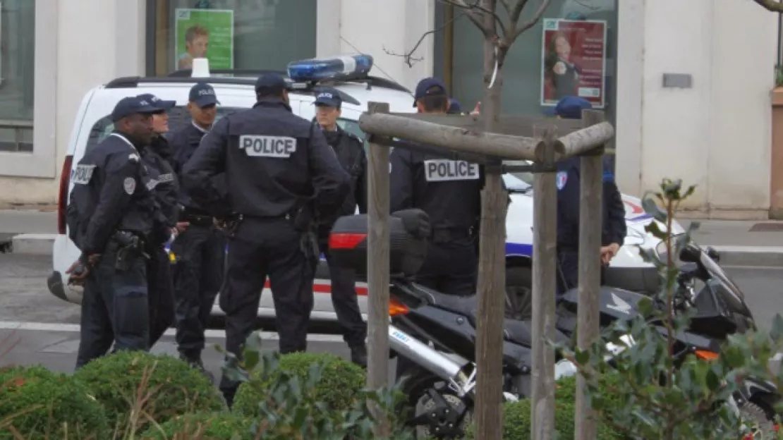 Lyon : ils volent des bouteilles d'alcool et profèrent des insultes racistes envers les policiers