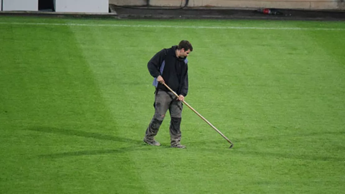 Malade, la pelouse de Gerland va être changée