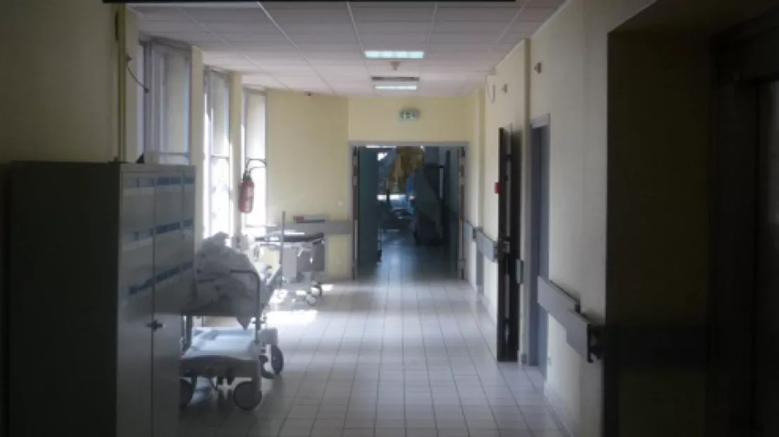 Pour la première fois en France, un fœtus a été opéré au cinquième mois de grossesse à l'hôpital Armand Trousseau