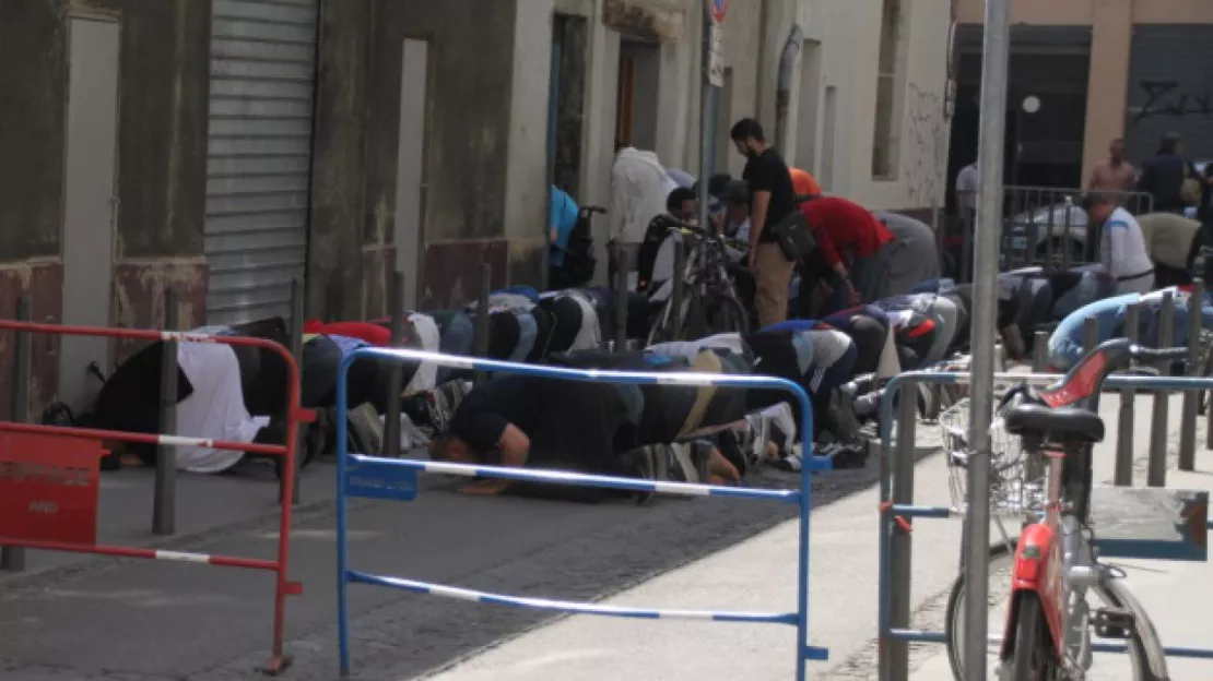 Prières de rue à Lyon : situation "inadmissible" pour Collomb qui cherche des solutions