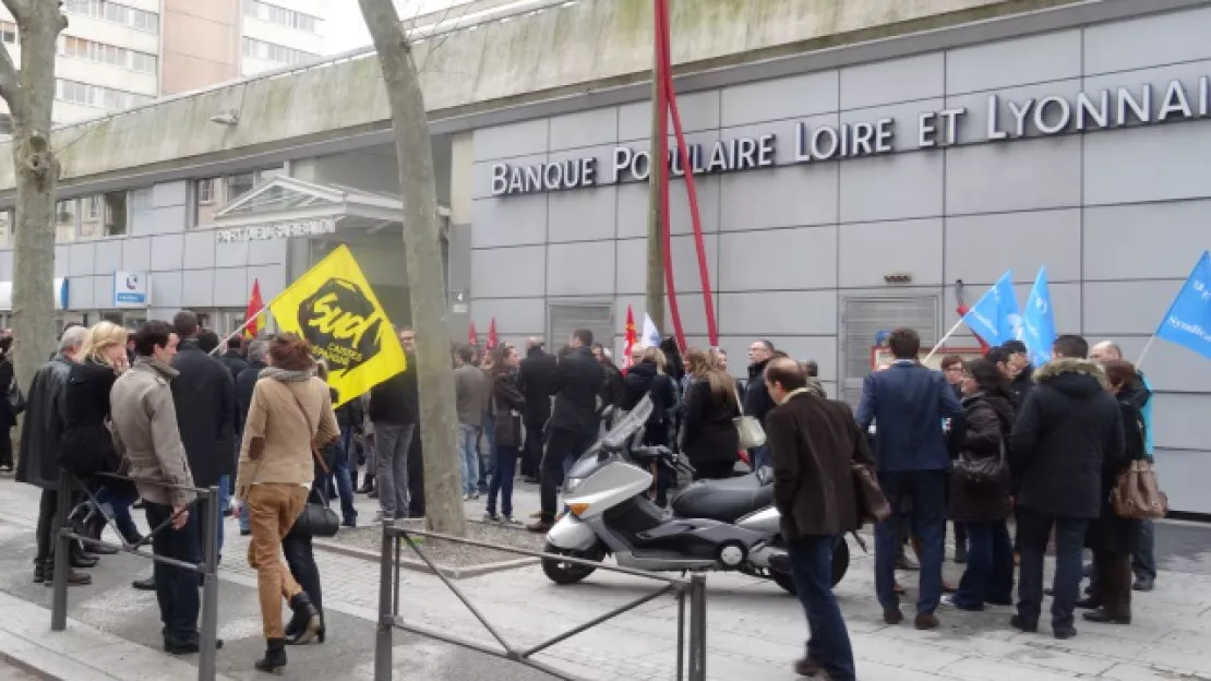 Grève à la Banque Populaire : 300 personnes manifestent à Lyon