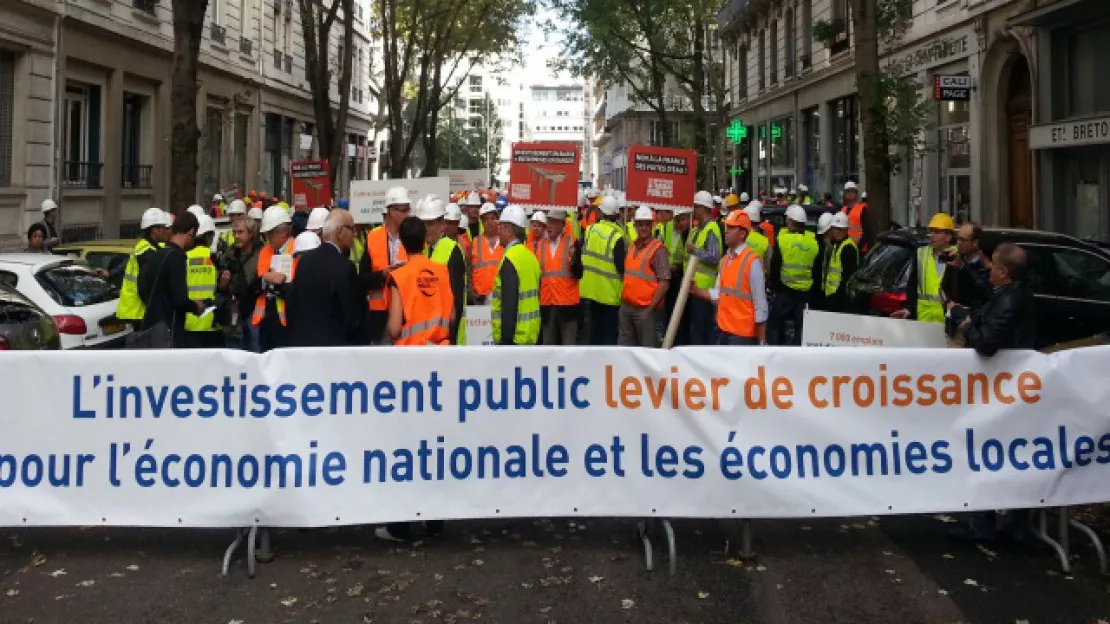 Lyon : 650 représentants des entreprises de travaux publics manifestent devant la préfecture