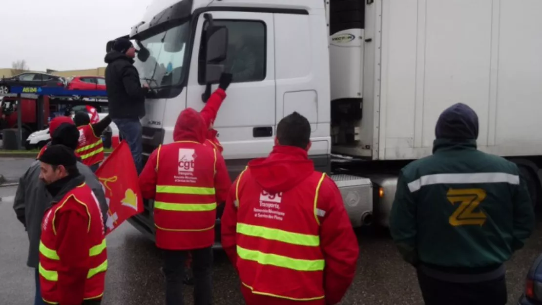 Après l'échec des pourparlers, les routiers veulent être reçus par Manuel Valls