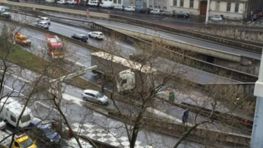 Rendue glissante par du gasoil, l’A6 est coupée à la Porte du Valvert