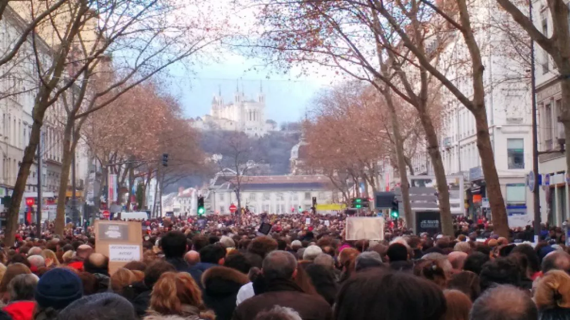Marche républicaine à Lyon : une foule impressionnante de près de 200 000 personnes