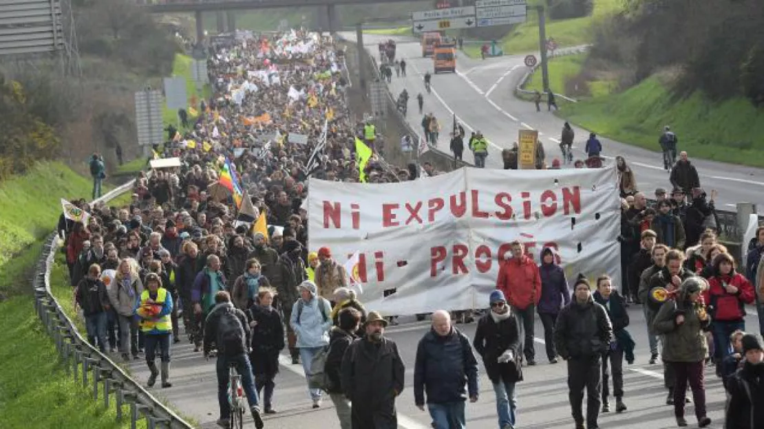 Pour protester, plus de 15.000 personnes se sont rassemblées aujourd'hui autour du terrain du futur aéroport de Notre-Dame-des-Landes