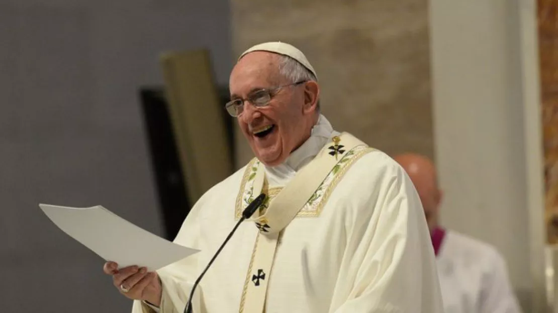 Le pape François a reconnu devant des milliers de jeunes choristes, au Vatican, qu'il chantait "comme un âne"