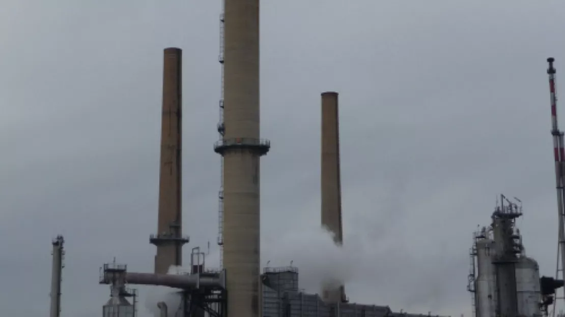 La nouvelle torchère installée à la raffinerie de Feyzin