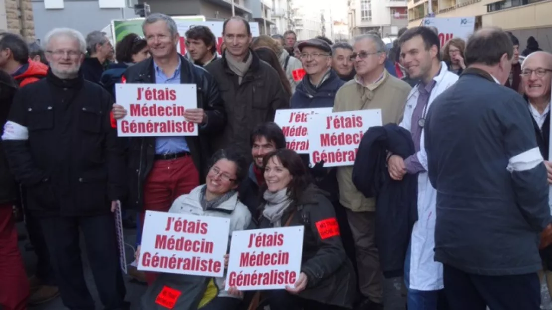 Lyon : près de 200 médecins manifestent contre le projet de loi sur la santé