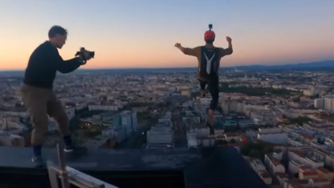 Il saute en parachute depuis la tour To-Lyon (VIDÉO)