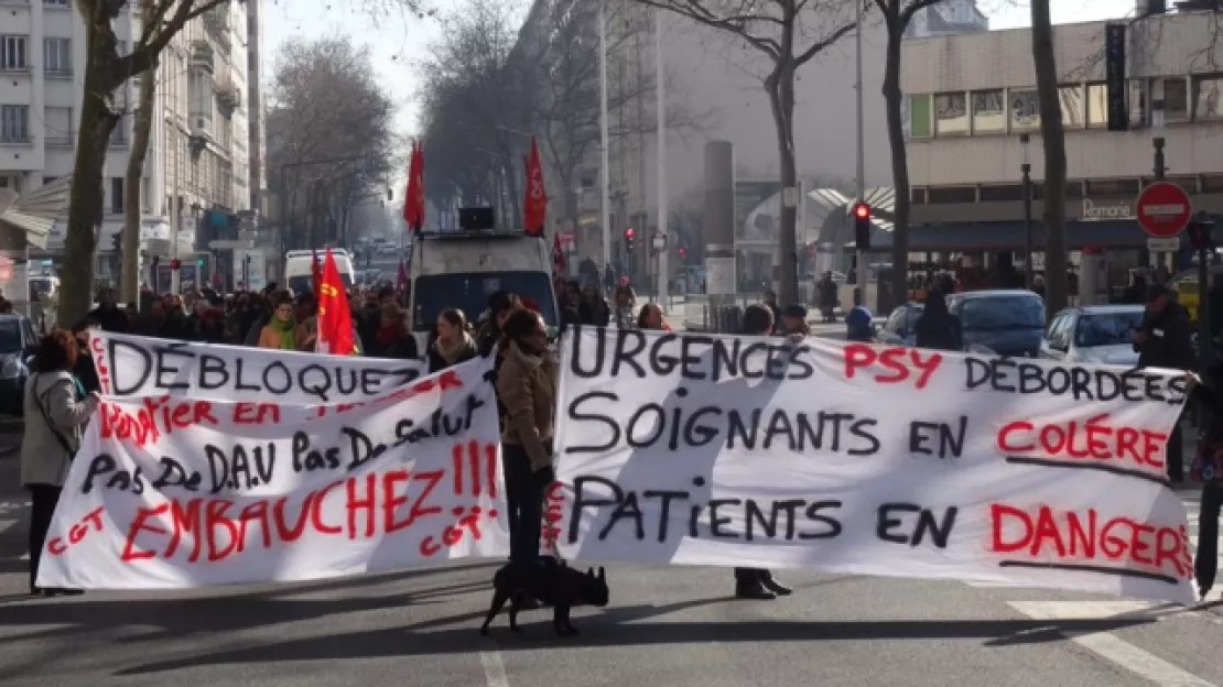 Lyon : plus de 200 personnes manifestent pour dénoncer les conditions de travail au Vinatier