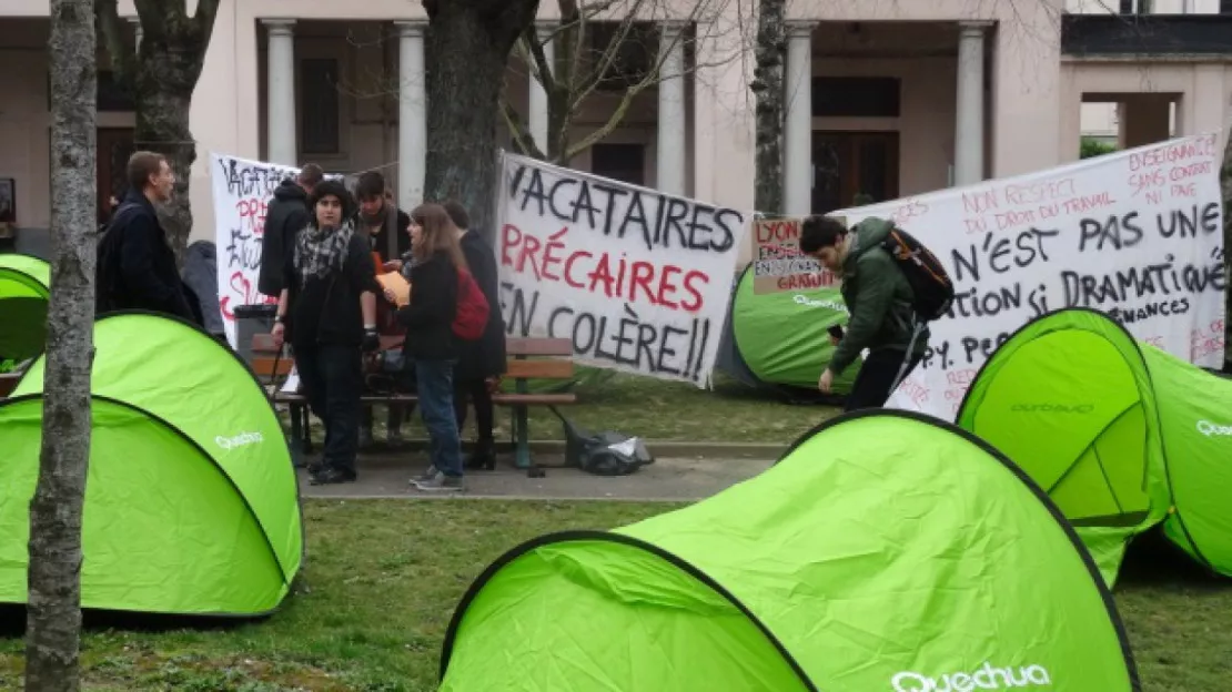 Lyon 2 : les enseignants vacataires en colère envahissent la cour centrale de l'université