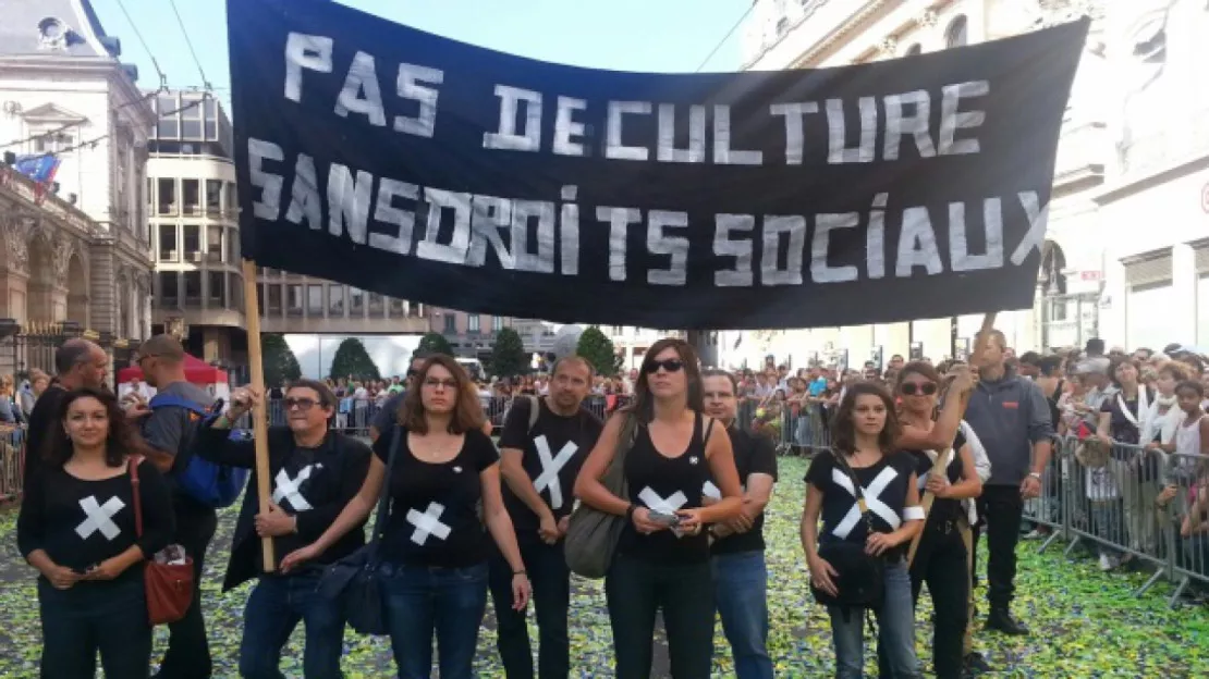 Les intermittents se font une place dans le défilé de la biennale de la danse de Lyon