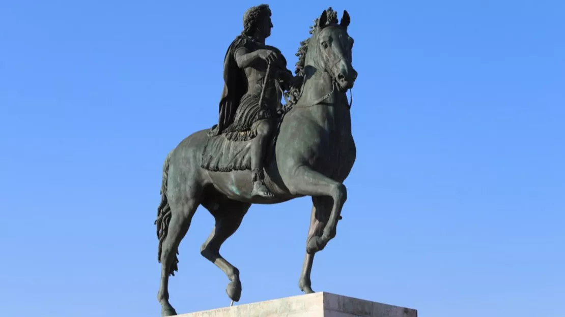 Lyon : coup d'envoi des travaux de restauration de la statue de Louis XIV sur la place Bellecour