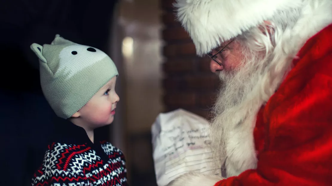 Lyon : le Père Noël distribue des cadeaux aux sans-abris