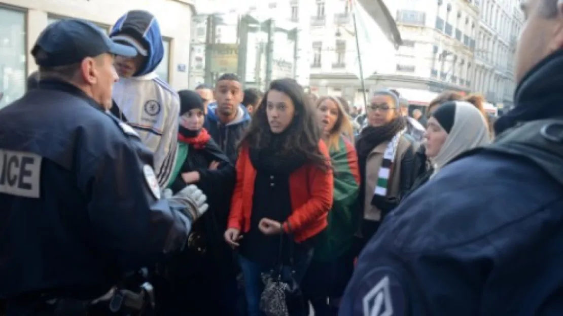 Lyon : une vingtaine de femmes ont manifesté pour la paix et l'honneur des musulmans