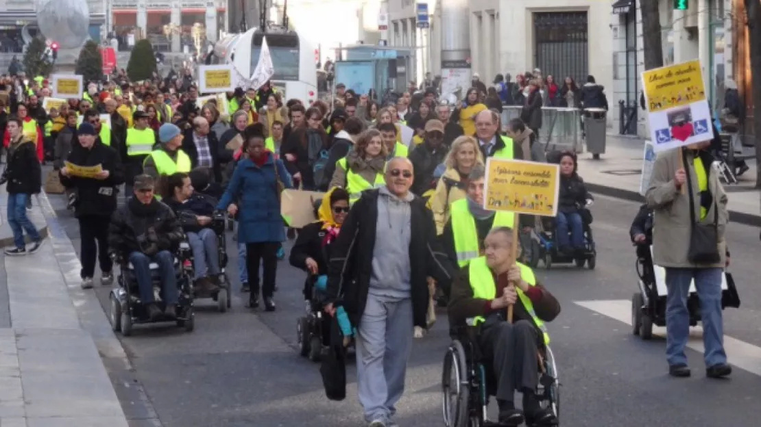 Loi handicap : 300 personnes manifestent pour rendre Lyon accessible