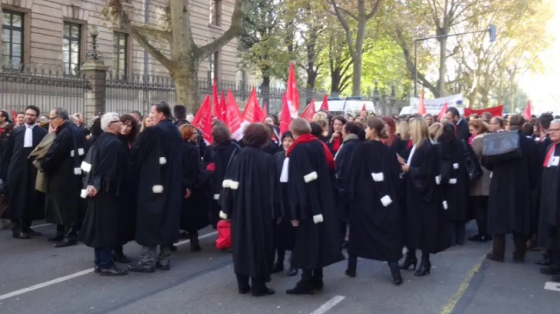 350 avocats manifestent à Lyon