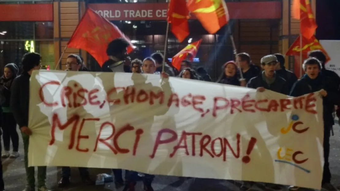 Rassemblement des Jeunesses Communistes en marge de la manifestation des patrons à Lyon