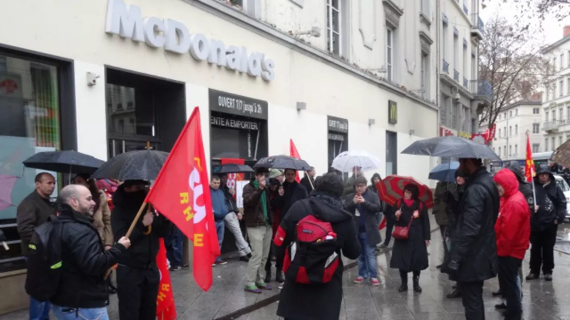 50 personnes manifestent devant le Mc Do de la Guillotière