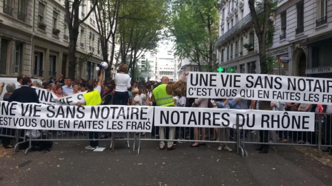 600 notaires manifestent à Lyon