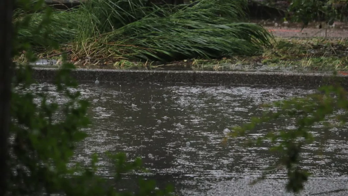 Pluies et inondations : la vigilance rouge activée dans le Rhône, l'A47 fermée entre Lyon et Saint-Etienne