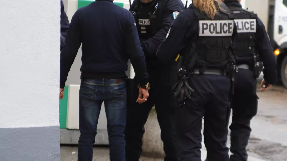 Près de Lyon : un septuagénaire roué de coups de pieds pour son portefeuille, un adolescent de 14 ans interpellé