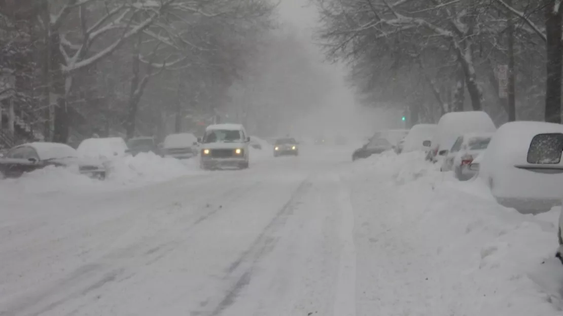 La côte Est des Etats-Unis est sous la tempête Jonas, les chutes de neige pourraient dépasser les 60 cm dans certaines régions