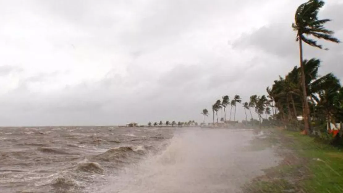 Les îles Fidji se sont lancées dans de gigantesques opérations de nettoyage après le passage du cyclone Winston qui a fait au moins un mort