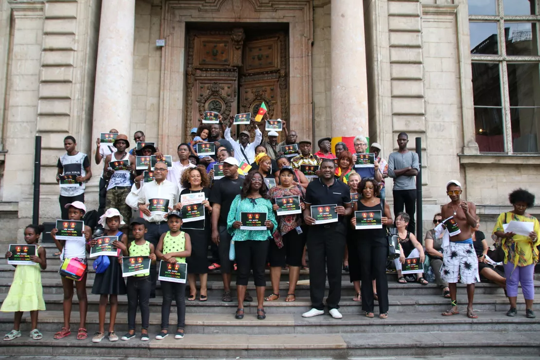 Des lyonnais manifestent sur la place des Terreaux contre les actions terroristes de Boko Haram