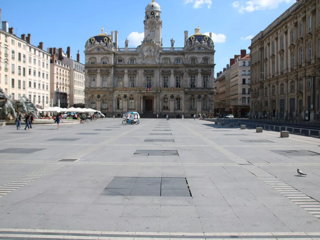 Place des Terreaux : Buren en remet une couche et se moque du projet de verdure de Collomb