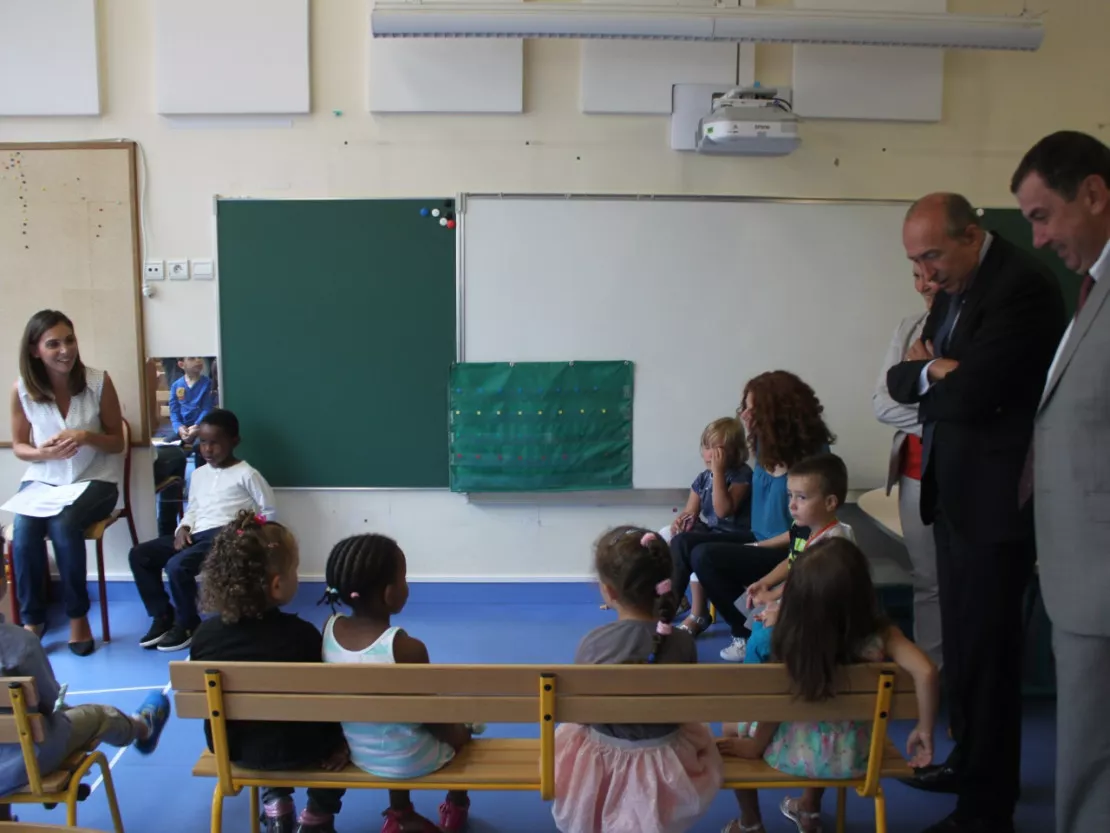 Gérard Collomb fait sa rentrée dans une école flambant neuve du 3e