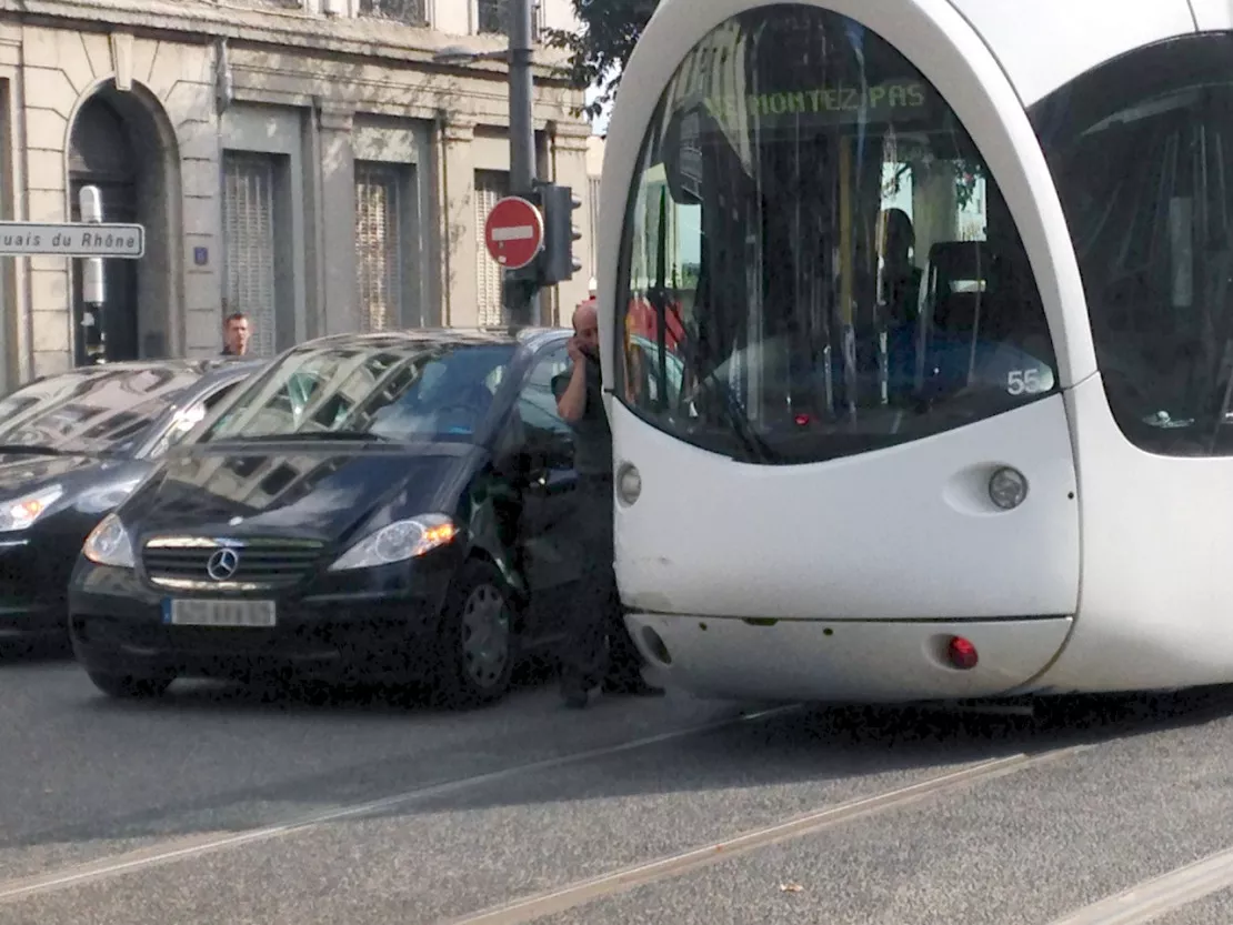 Collision entre un tram et une voiture à Confluence