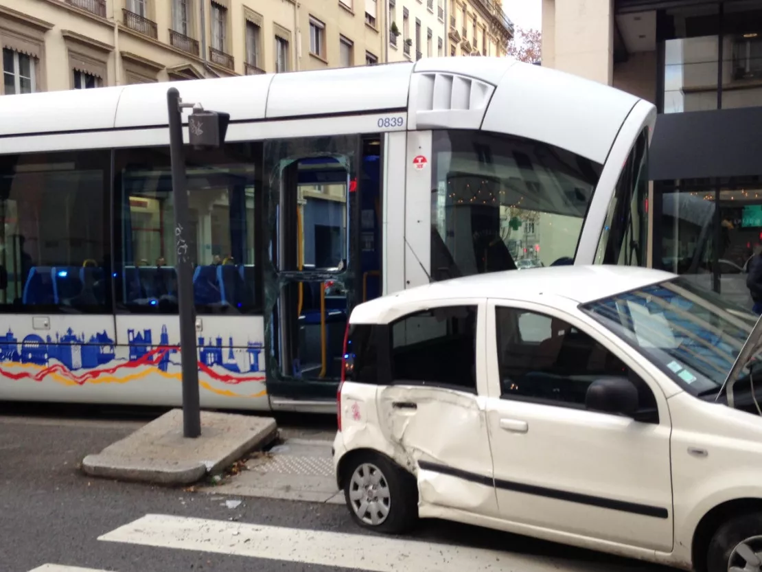 Un blessé léger dans une collision entre une voiture et un tram à Lyon