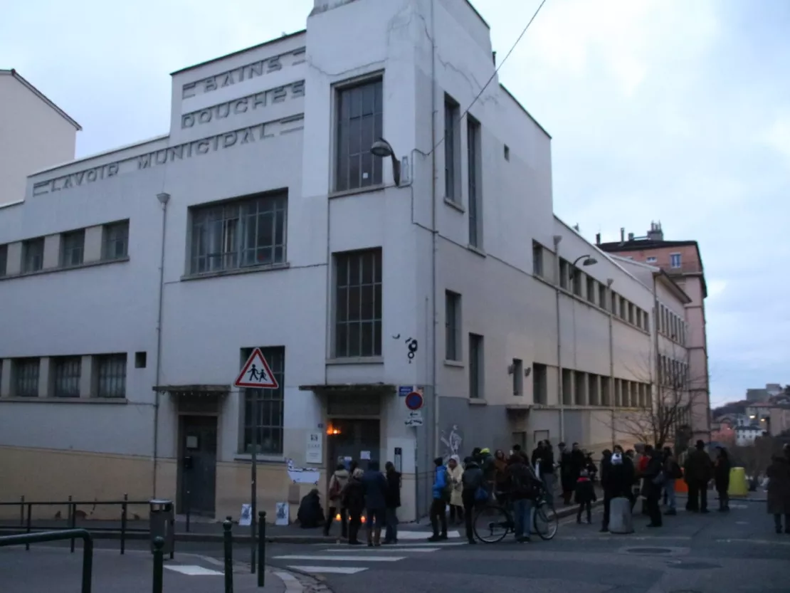 Lyon : une cinquantaine de personnes mobilisées contre la fermeture des bains douches