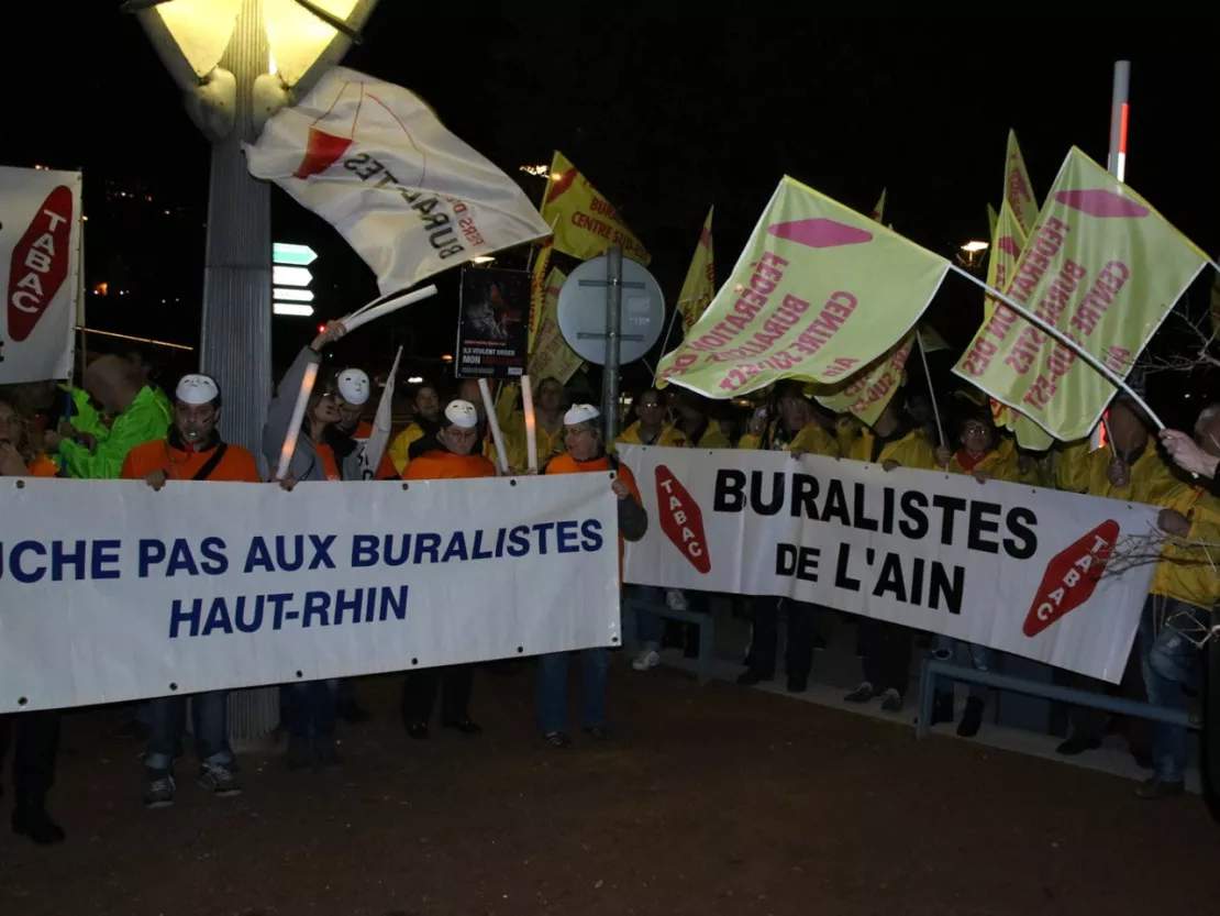 Plus de 500 buralistes réunis à Lyon contre le paquet de cigarettes neutre