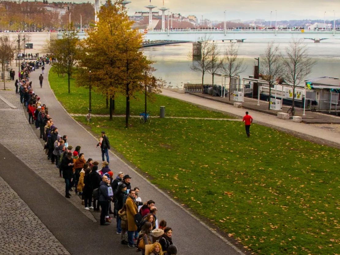 COP 21 : plus de 600 personnes forment une chaîne humaine à Lyon