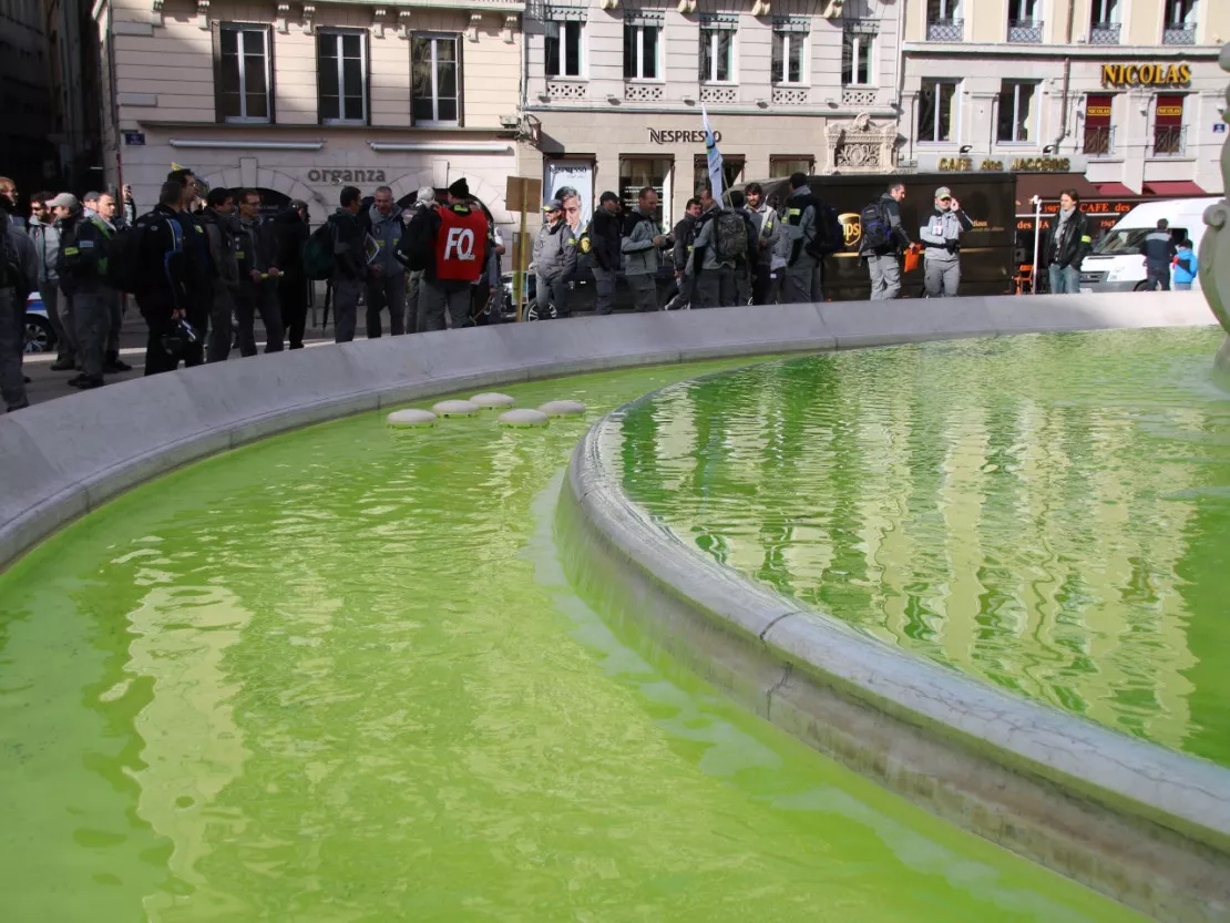 La fontaine des Jacobins colorée en vert en marge d’une manifestation