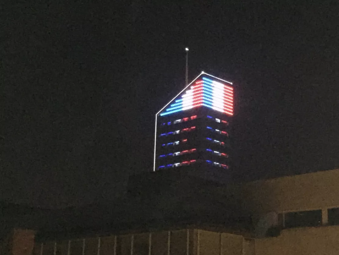 Lyon : la tour Incity et le palais de justice aux couleurs de la France pour les victimes à Paris