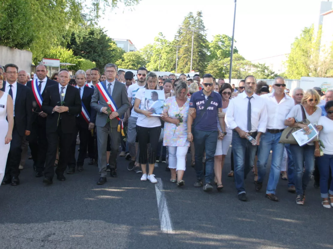 Plus de 500 personnes au rassemblement pour Hervé Cornara, victime de l’attentat de Saint-Quentin Fallavier